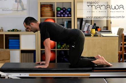 Pilates e a dor lombar - rolamento do quadril